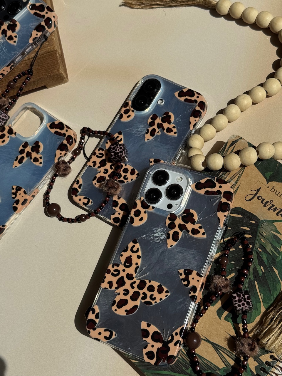 قاب پروانه با بال های پلنگی همراه با آویز مناسب برای آیفون | iPhone iphone12