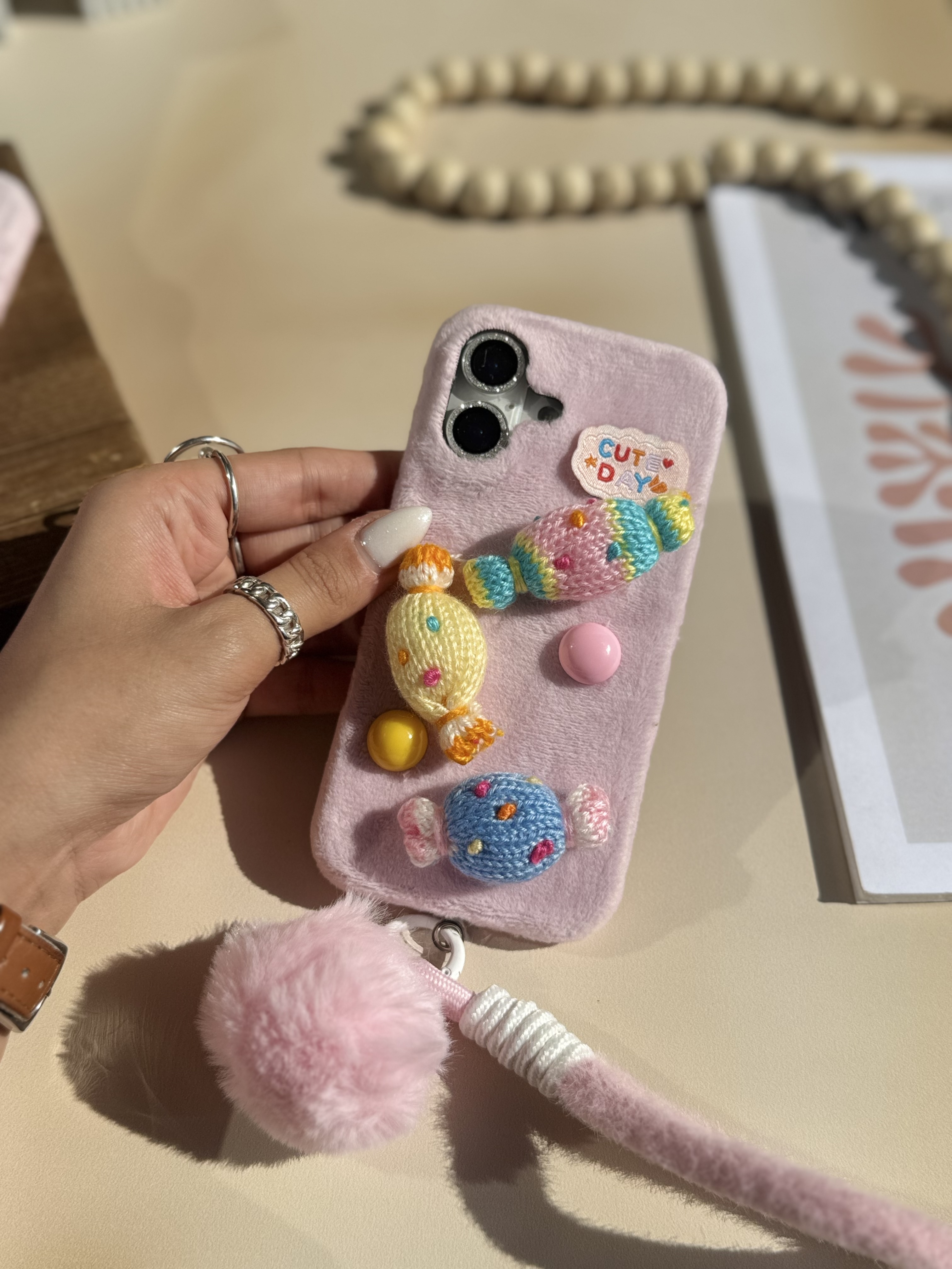 قاب شکلات کاموایی با آویز مناسب برای آیفون | iPhone iphone 13