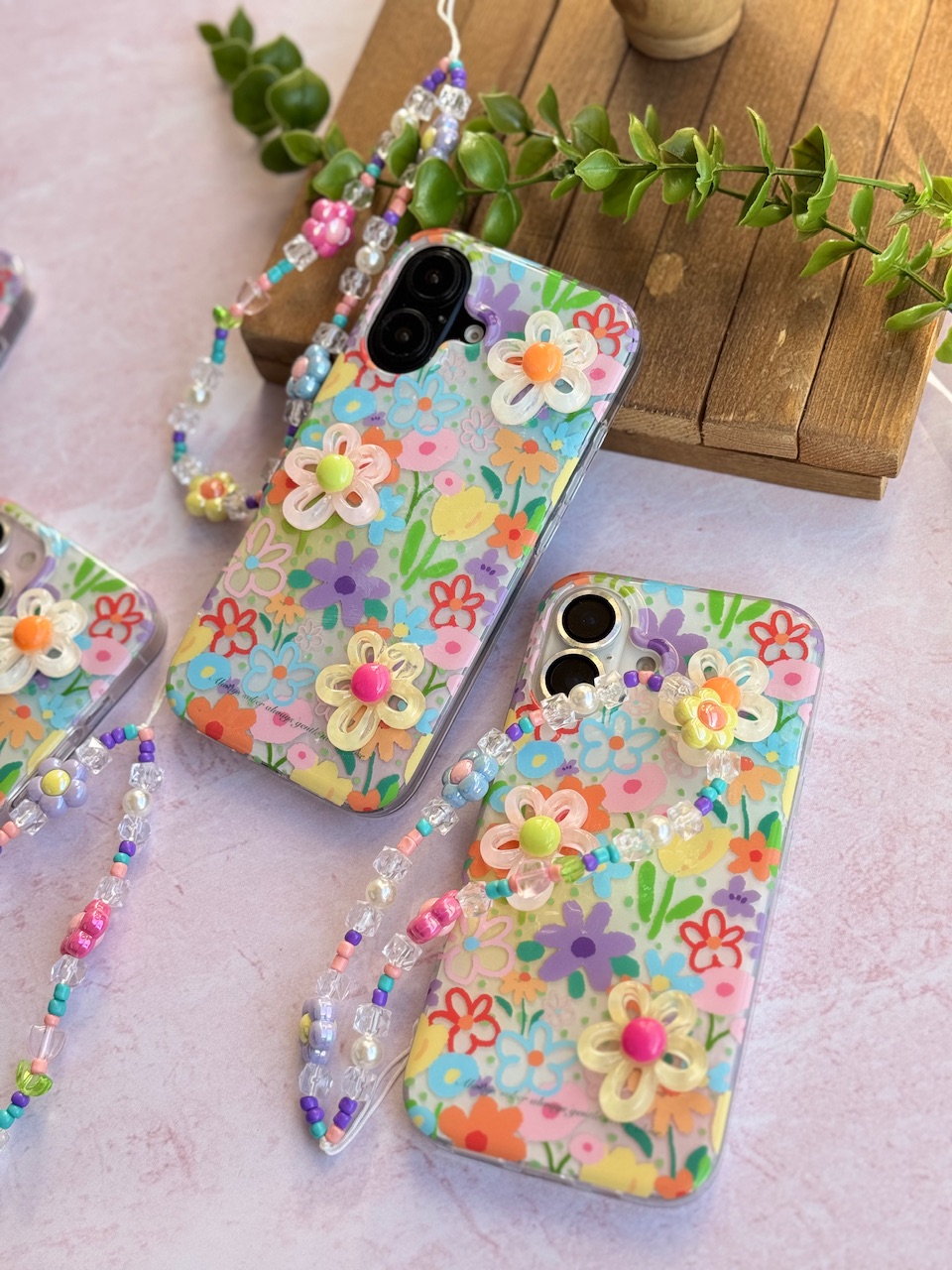 قاب باغچه با آویز و گل های برجسته مناسب برای آیفون | iPhone iphone 16promax