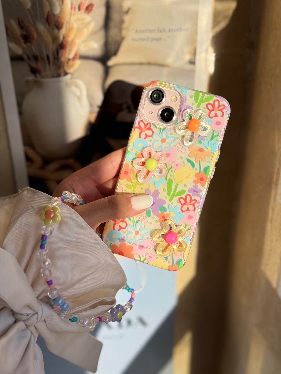 قاب باغچه با آویز و گل های برجسته مناسب برای آیفون | iPhone iphone 16pro