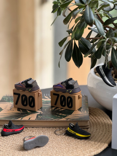 0076---کاور ایرپاد Adidas YEEZY 700-1