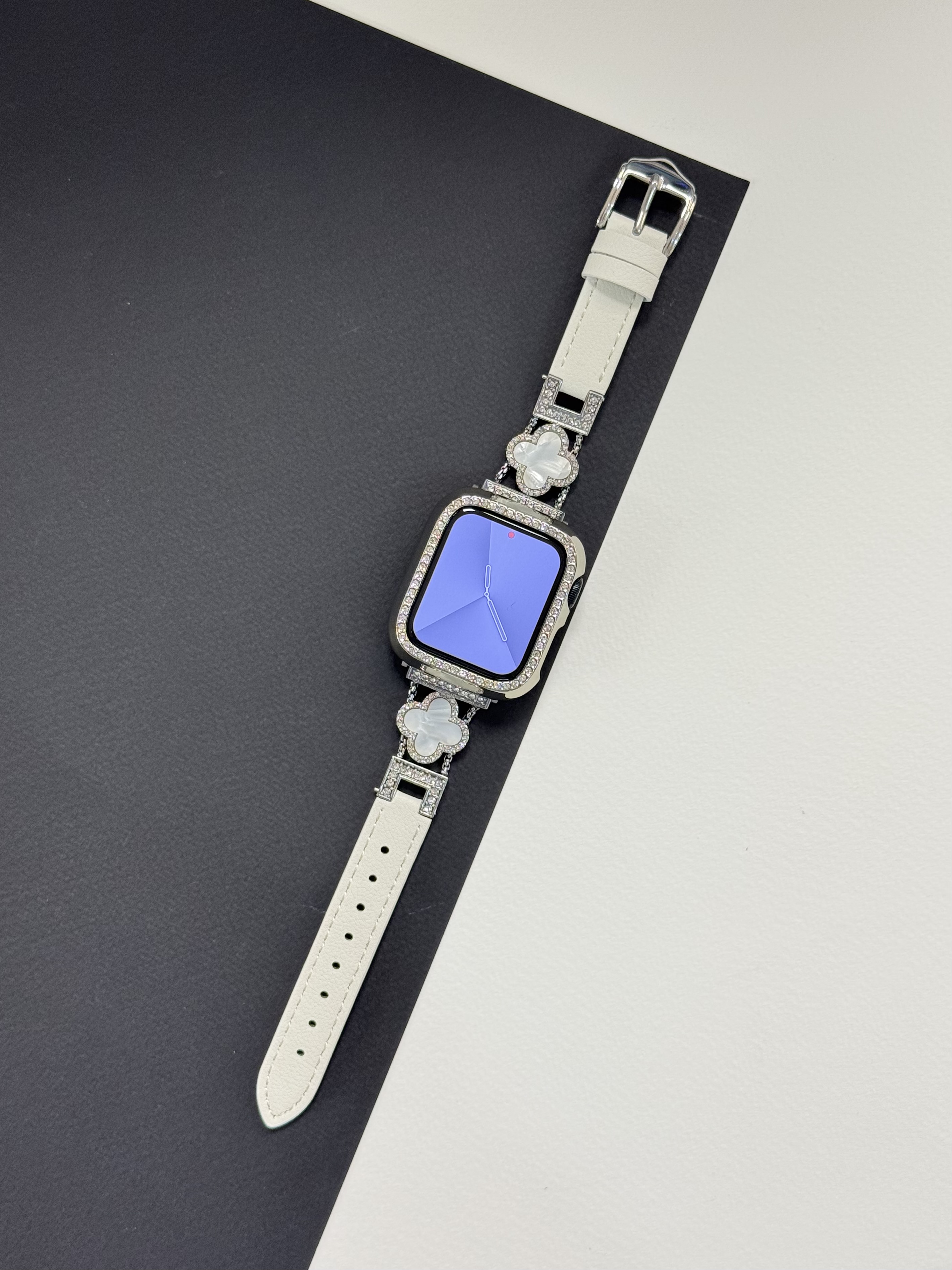 5067---بند اپل واچ چرمی طرح ون کلیف با گارد نگین دار-2