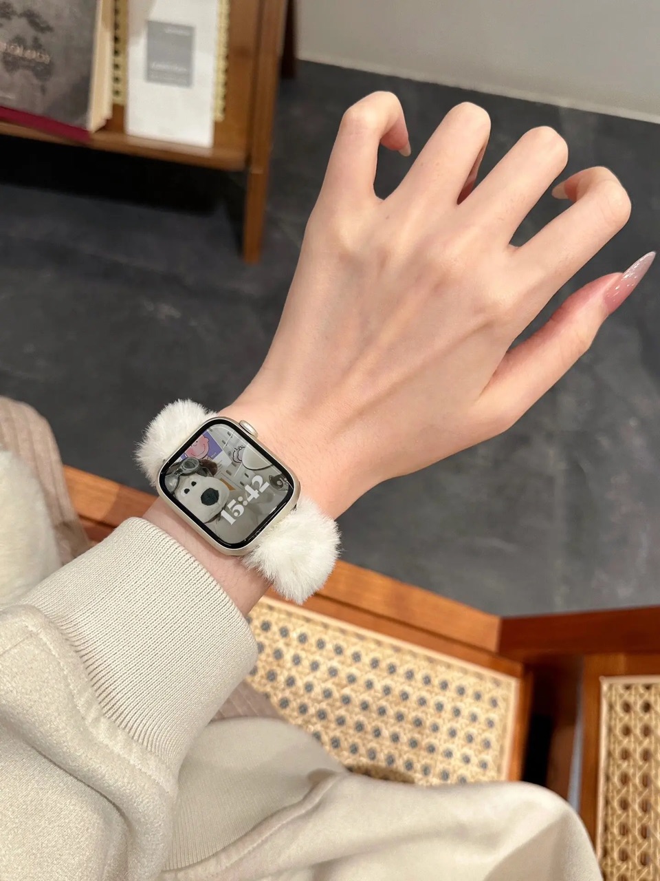 5053---بند اپل واچ خز دار سفید-1