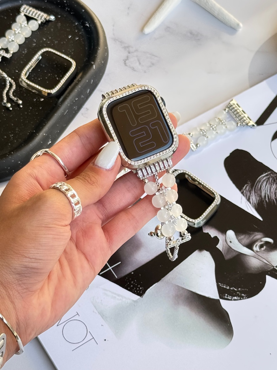 5039---بند اپل واچ Shell Diamond همراه با گارد نگین دار-1